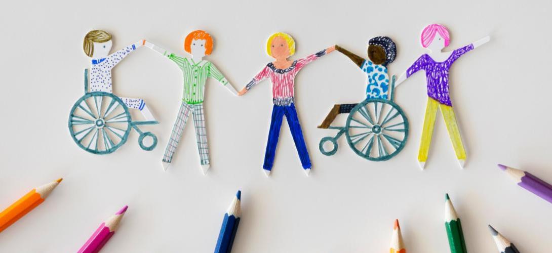Foto von Flyer Familienwochenende 2025 Foto von einer gezeichneten Gruppe verschiedener Menschen mit bunten Stiften